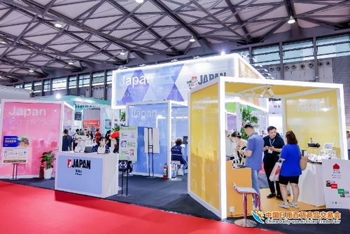 人流如潮星聚上海 第116屆中國(guó)日用百貨商品交易會(huì)盛大開幕